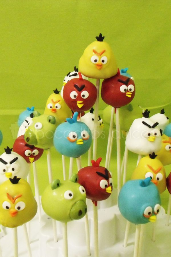 Chupa chups de bizcocho, decorados con los diferentes personajes de Angry birds.