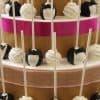 Chupa chups de bizcocho de diferentes sabores decorados unos con el traje del novio y otros con el traje de la novia.