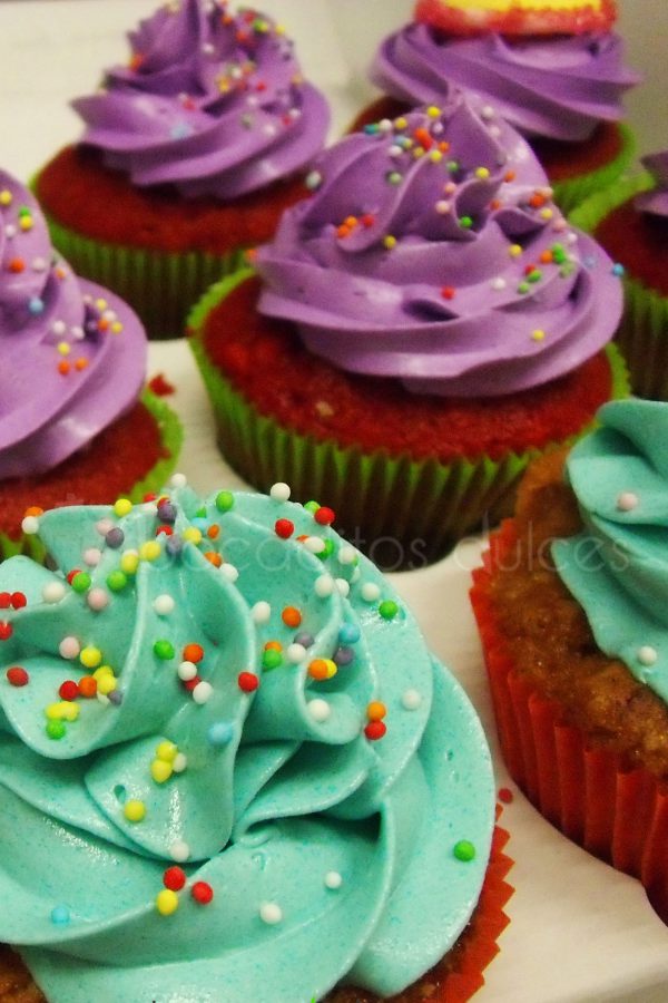 Cupcakes con diferentes sabores de bizcocho decorados con buttercream de dististos colores.