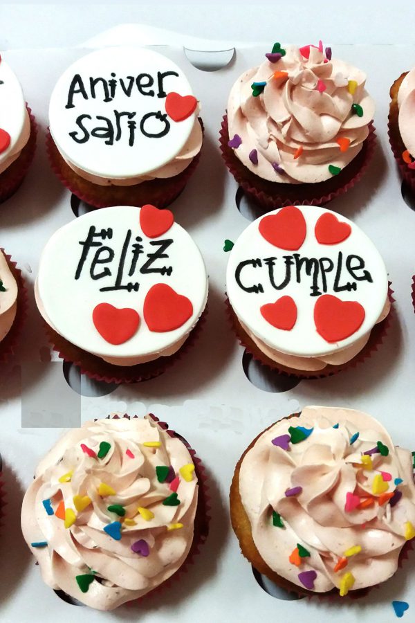 Cupcakes decorado con butercream y un circulo de fondant a su vez decorado con un mensaje escrito