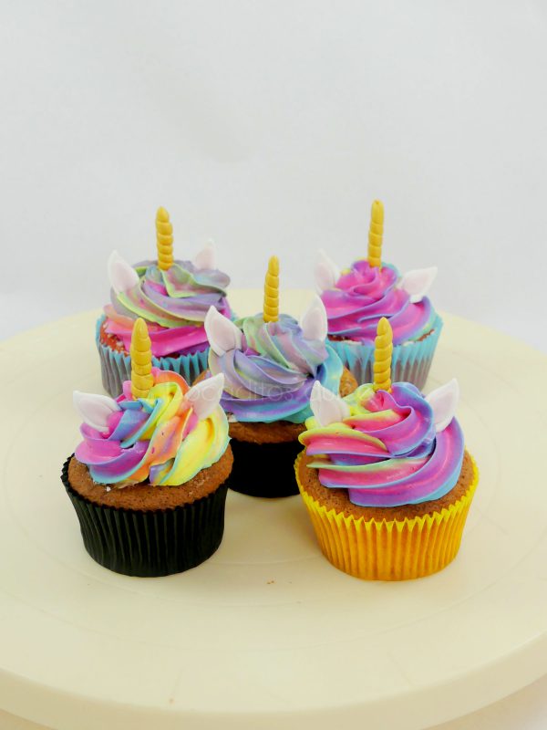 Cupcake de vainilla con buttercream de diferentes colores, decorados con unas orejitas y un pequeño cuerno dando forma a un unicornio.
