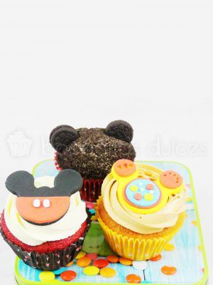 Cupcakes con bizcochos de diferentes sabores, buttercream de dististos colores y sabores decorados con orejas de Michey, el cuerpo de Michey y la Tudels.