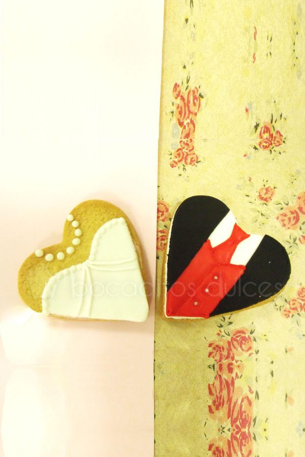 Galleta de mantequilla con forma de corazón decoradas con traje de novio en fondant, galleta con forma de corazón con traje de novia decorada con fondant.