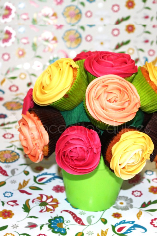 Ramo de rosas hecho con un conjunto de Cupcakes con diferentes tonos de buttercres al cual se le ha dado forma de rosa.