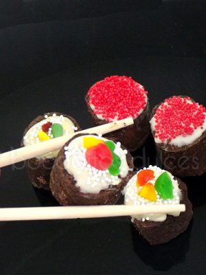 makis dulces de galleta y chocolate decorados con gominolas