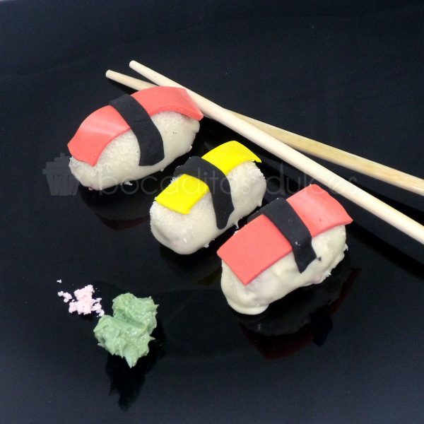 piezas de delicioso nigiri dulce. relleno de bizcocho con cobertura de chocolate y detalles en pasta de azúcar