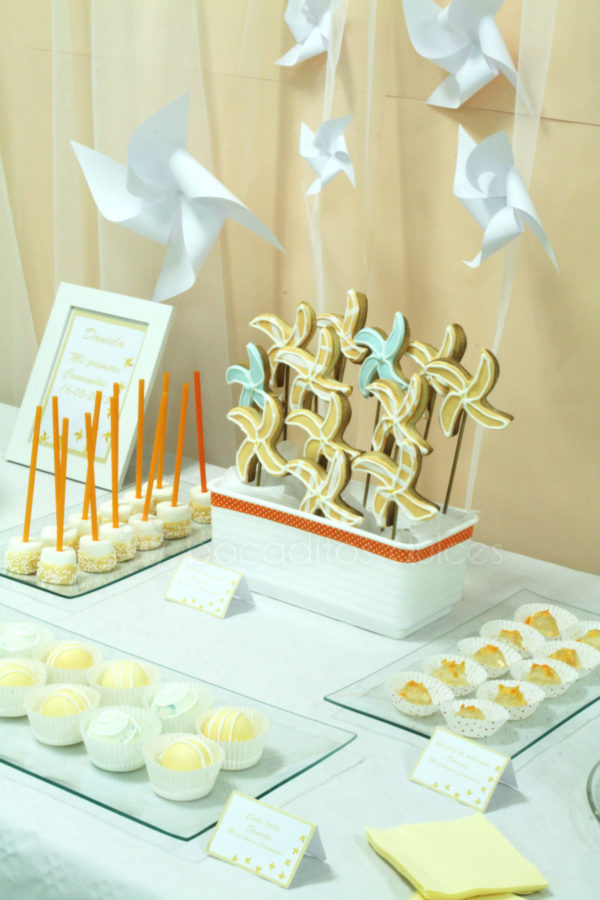 Mesa dulce compuesta por mini cupcakes, variedad de gominolas, galletas de mantequilla personalizadas, cake pops y tarta de fondant y buttercream con muñeca de fondont persanalizada