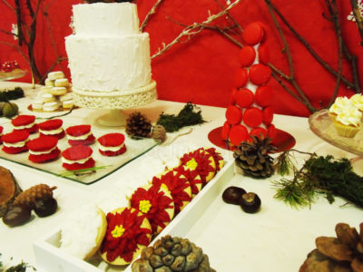 mesa dulce en tonos rojos y blancos con temática de Navidad