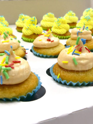 Cupcakes de vainilla, decorados con buttercream de diferentes sabores y pequeñas virutas de caramelo