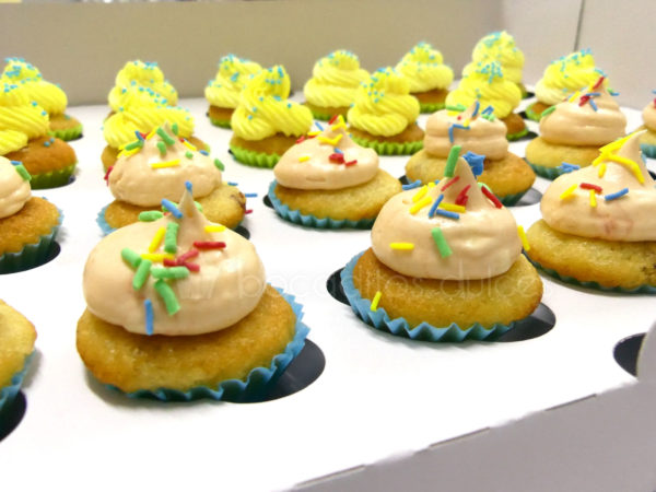 Cupcakes de vainilla, decorados con buttercream de diferentes sabores y pequeñas virutas de caramelo