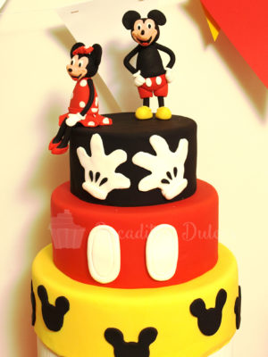 tarta de 3 pisos de fondant con temática y figuras de Mickey y Minnie Mousse