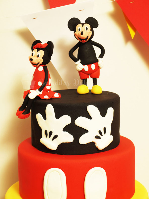 tarta de 3 pisos de fondant con temática y figuras de Mickey y Minnie Mousse