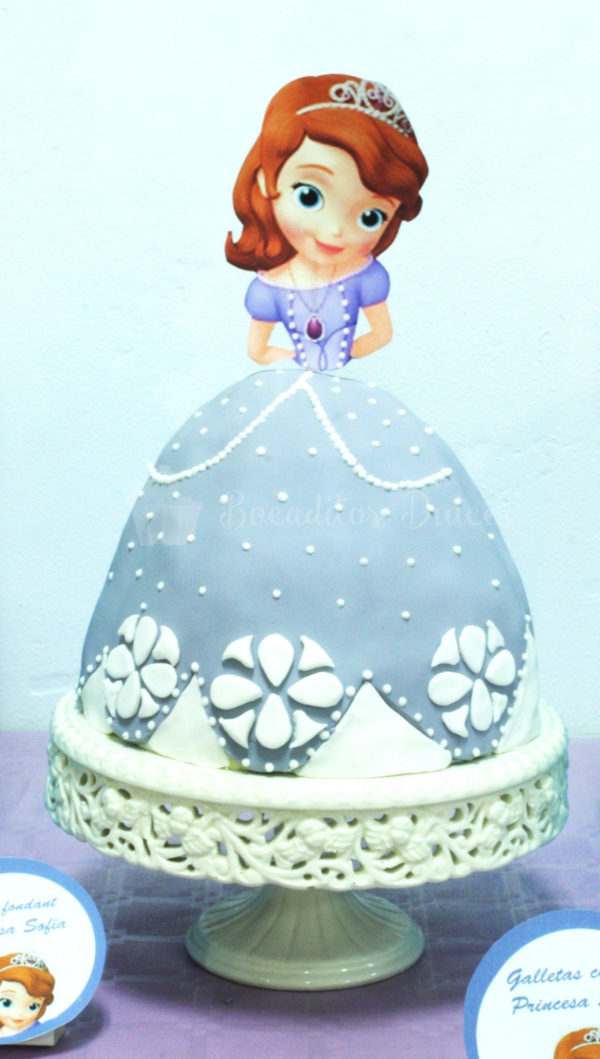 tarta princesa sofia con la tarta en la falda y el cuerpo y cabeza de papel de azúcar