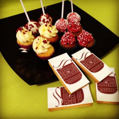 galletas personalizadas con papel de azúcar, cake pops y minicupcakes con colores corporativos