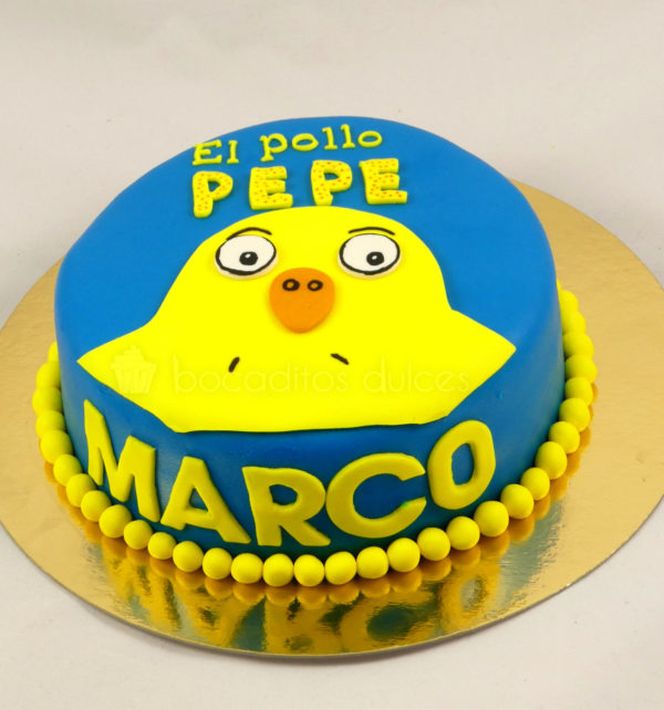 Tarta cubierta de fondant azul, con bolitas amarillas en color amarillo, el nombre de Marco en color amarillo, y el logo y la silueta del Pollo Pepe en amarillo.