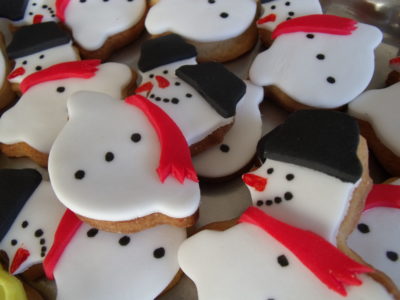 galletas de vainilla decoradas como muñecos de nieve con fondant