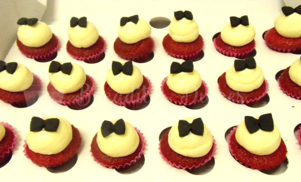 minicupcakes de red velvet decorados con una pajarita negra