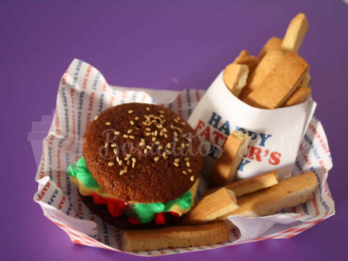 bandeja de cupcake hamburguesa y galletas como patatas fritas