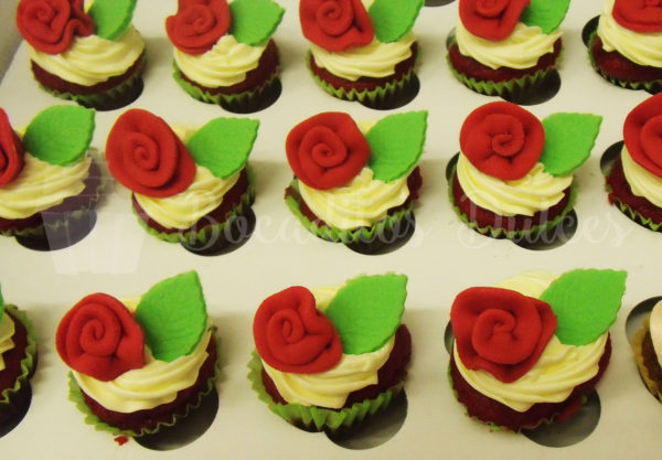 minicupcakes red velvet decorados con una rosa roja