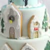 tarta de fondant con decoración pintada con aerógrafo, árboles nevados y casitas de galleta