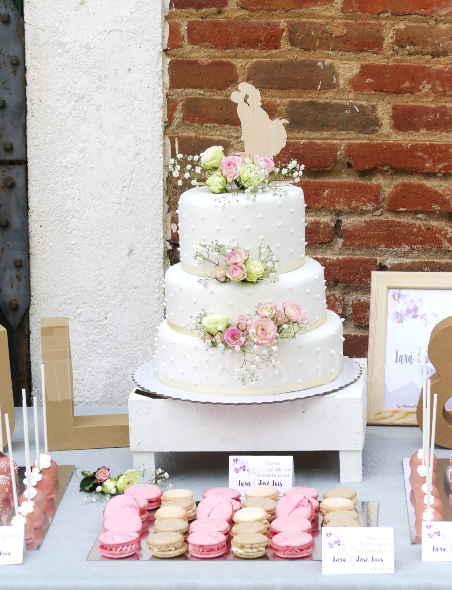 tarta de boda clásica blanca con flores