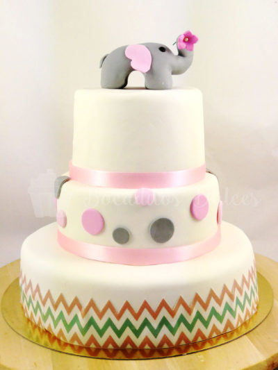 tarta de pisos con tonos gris y rosa y figura de elefante