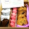 caja con varios dulces de merienda para regalar a domicilio
