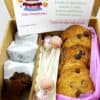 caja con varios dulces de merienda para regalar a domicilio