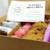 caja con varios dulces de merienda para regalar a domicilio
