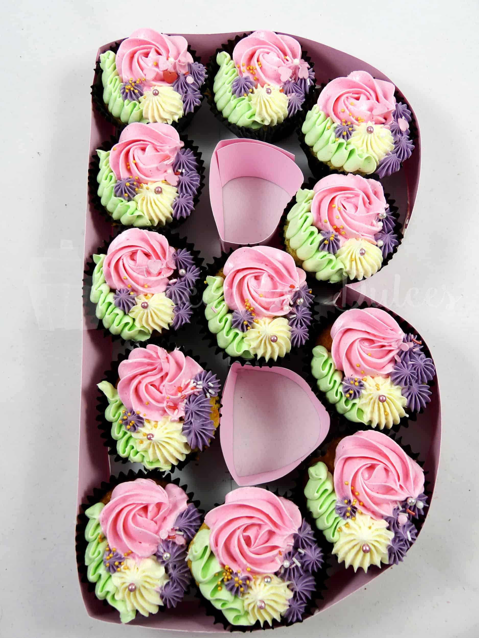 Descubrir 94+ imagen pastel de letras con cupcakes