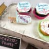 detalle de los cupcakes, paleta y donut del pack gracias profe