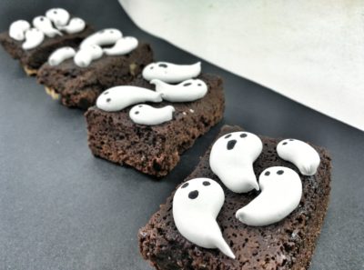 piezas de brownie decorado con fantasmas de merengue