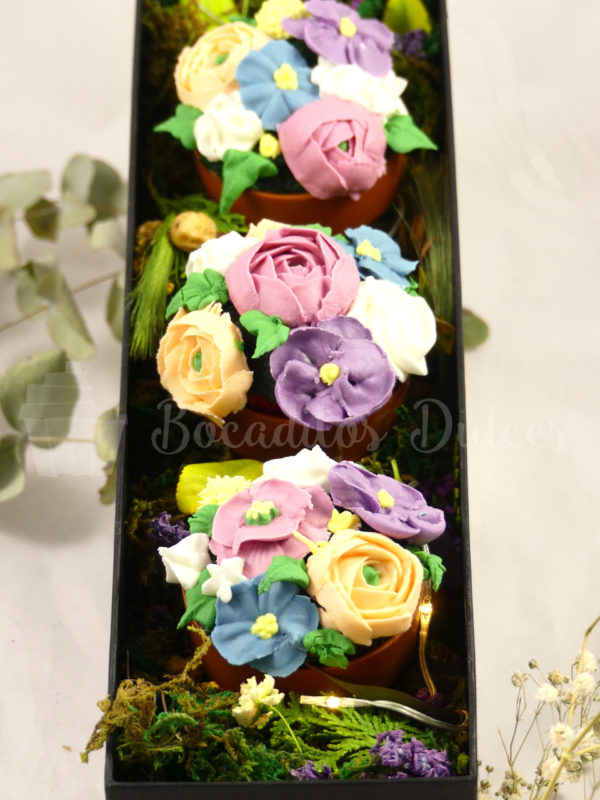 caja con flores preservadas y 3 cupcakes con flores y maceta de chocolate