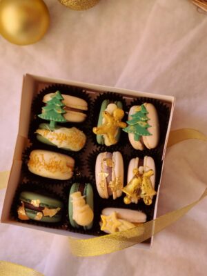 caja de 10 macarons xxl decorados con chocolatinas navideñas