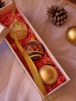 caja con 3 bombas de chocolate caliente con forma de bola de árbol