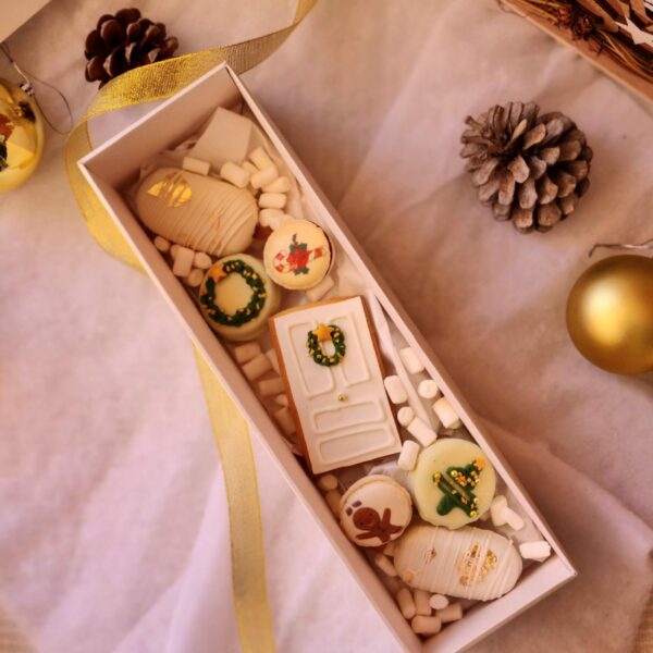 caja de dulces navideños en blanco, oro y verde