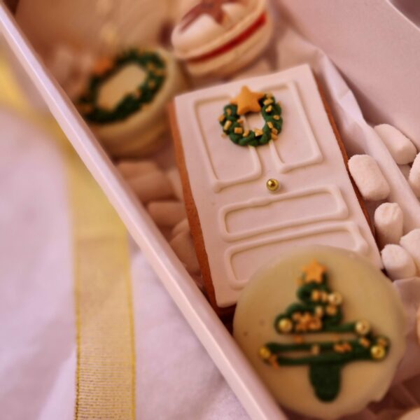 caja de dulces navideños en blanco, oro y verde