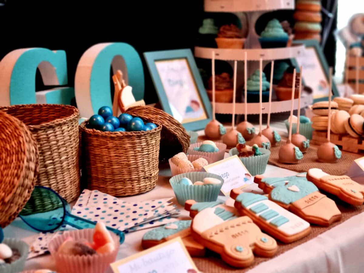 DETALLE DE MESA DULCE DE BAUTIZO EN COLORES AZUL Y ARENA