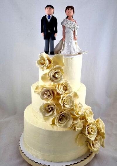 tarta color champang con flores de azúcar y figuras personalizadas