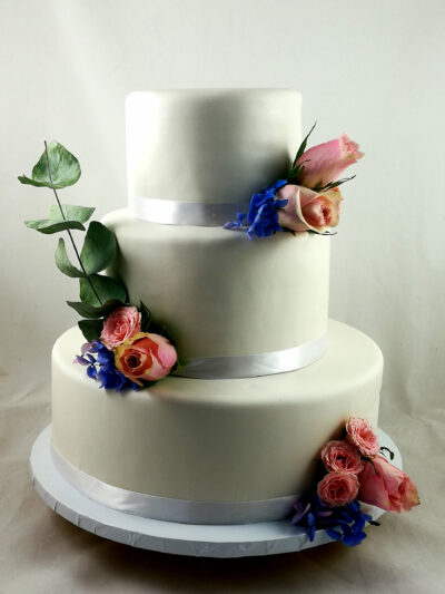 tarta de fondant blanco con ramitas de flores