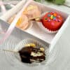caja transparente con 4 macapops (macarons con palo y cobertura de chocolate)