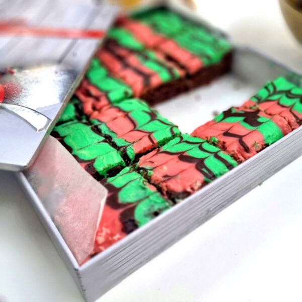 caja navideña con brownie con decoración navideña de chocolate