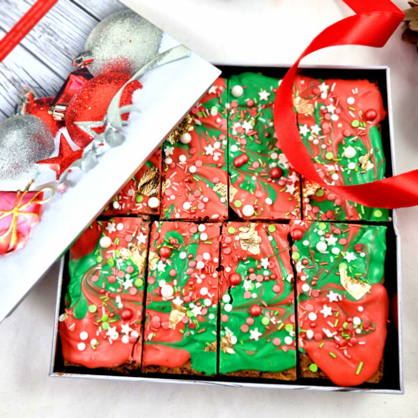 caja navideña con brownie con decoración navideña de chocolate