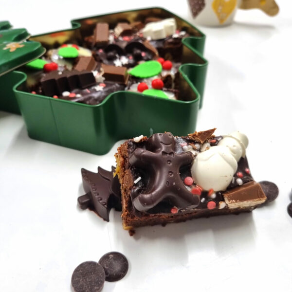 brownie con chocolatinas en caja metálica de árbol de Navidad