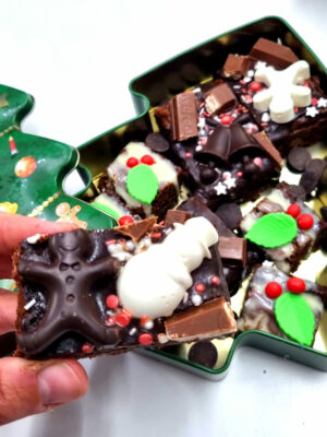 brownie con chocolatinas en caja metálica de árbol de Navidad