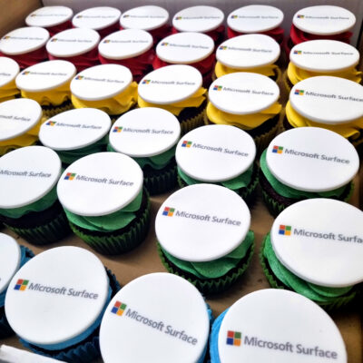 cupcakes corporativos con logo y colores personalizados