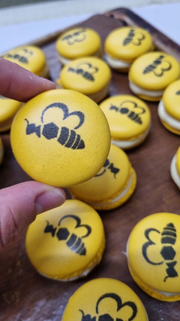 macarons personalizados color miel con logo de abeja