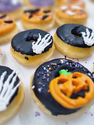 donuts con decoraciones de Halloween