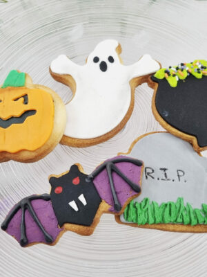 distintas galletas de halloween: calabaza, fantasma, caldero, murciélago, lápida.