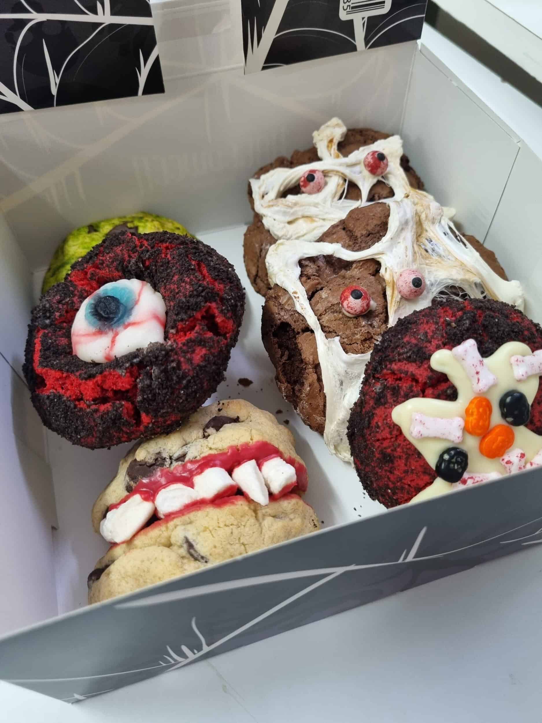 Interior de la caja de 6 cookies de halloween